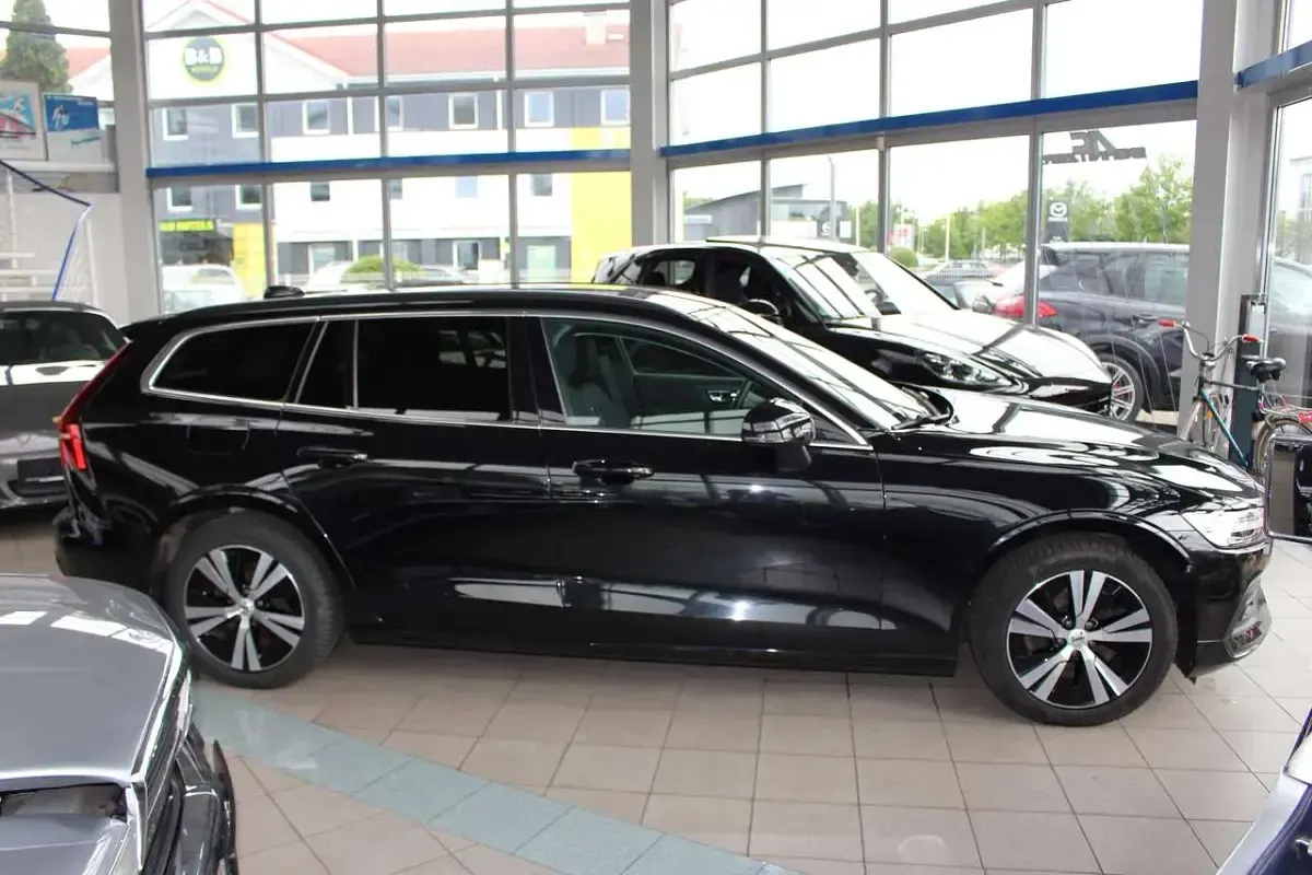 Gebraucht Volvo V60 Momentum 197 PS (144 kW) 2021 Schwarz Kombi