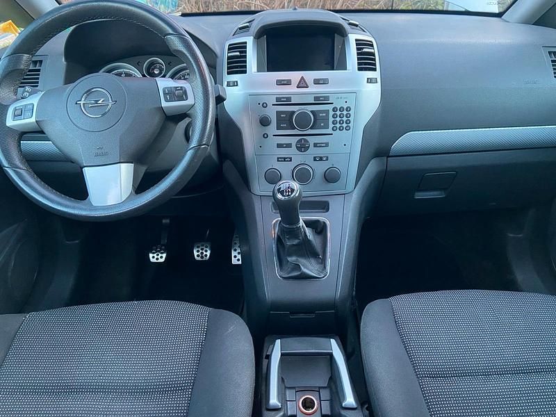 Grau Gebraucht 2005 Opel Zafira Van / Kleinbus | 1.700 € (Fairer Preis) - Bild 1/4