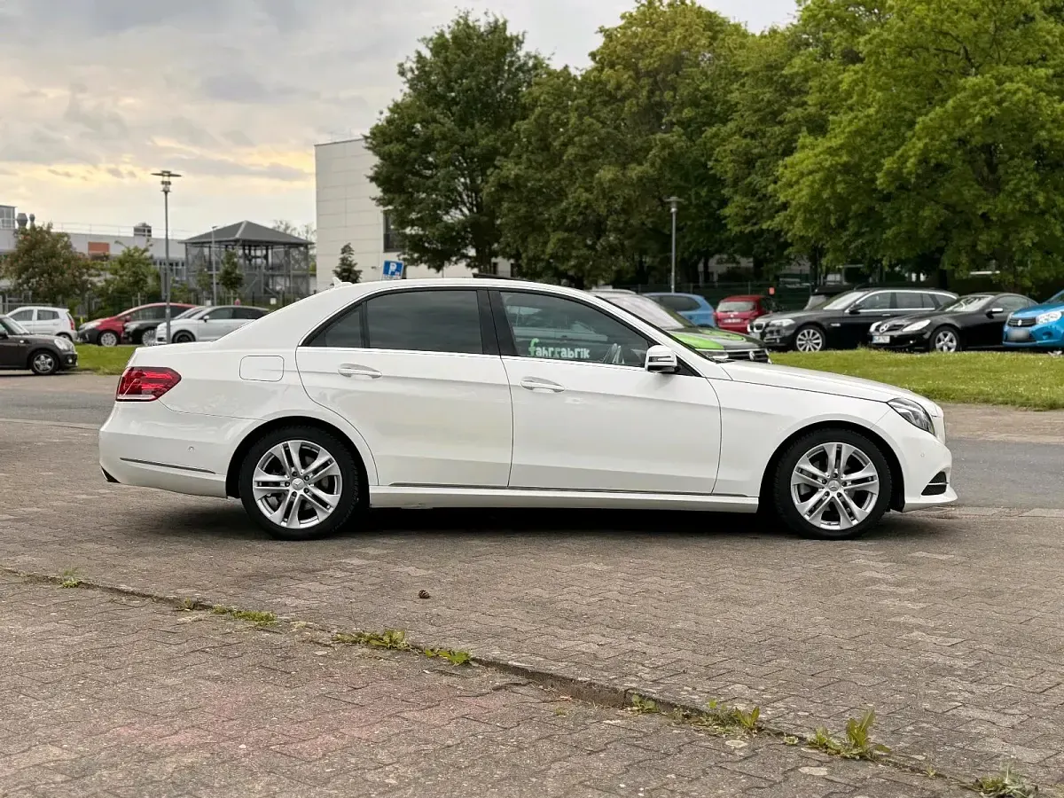 Gebraucht Mercedes E220 Avantgarde 170 PS (125 kW) 2015 Weiß Limousine
