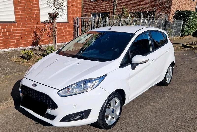 Gebraucht Ford Fiesta 101 PS (74 kW) 2016 Weiß Limousine