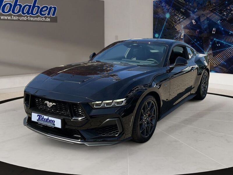 Absolute black metallic Neu 2025 Ford Mustang GT Fastback Coupé | 64.250 € (Teuer) - Bild 1/4