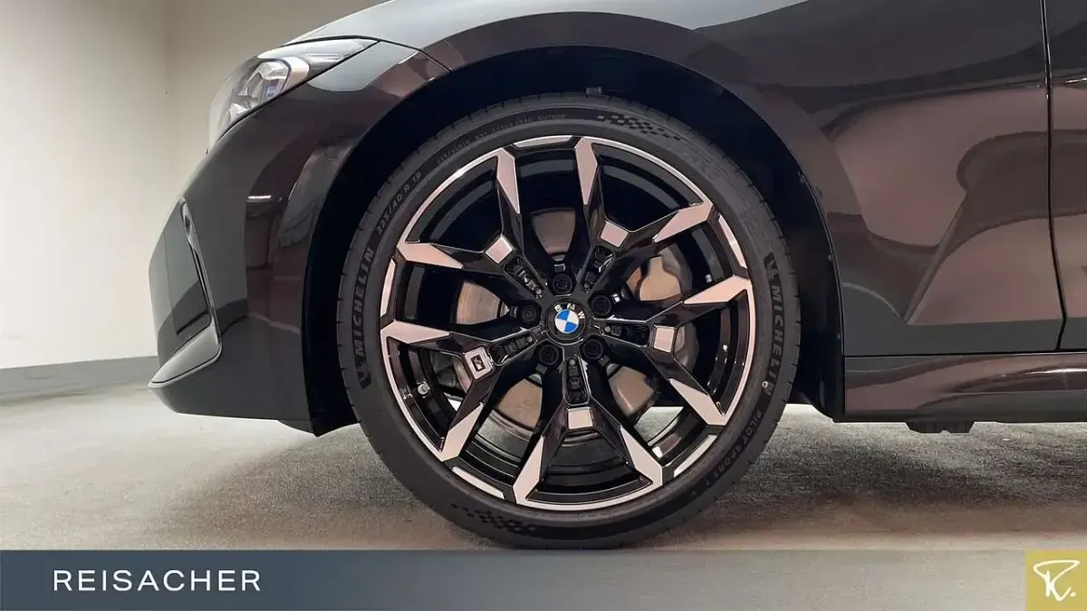 Gebraucht BMW 330 M Sport 245 PS (180 kW) 2025 Saphirschwarz metallic Kombi