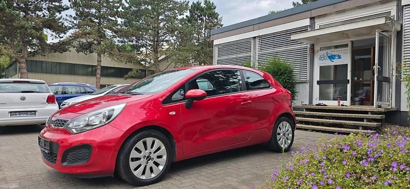 Rot Gebraucht 2013 Kia Rio 2 Limousine | 3.999 € (Guter Preis) - Bild 1/4
