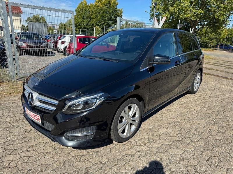 Kosmosschwarz Gebraucht 2016 Mercedes B180 Van / Kleinbus | 13.999 € (Guter Preis) - Bild 1/4