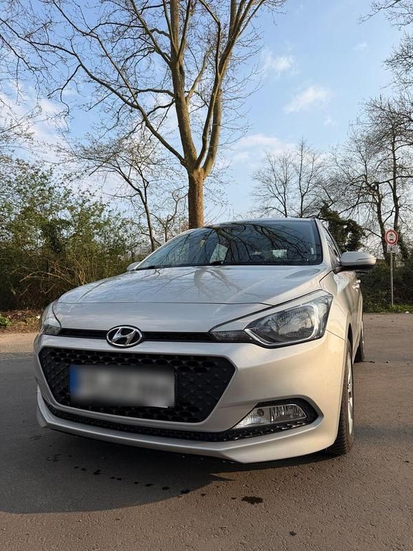 Gebraucht Hyundai i20 84 PS (61 kW) 2017 Silber Kleinwagen