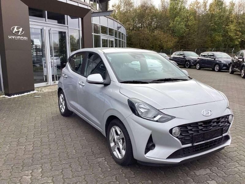 Gebraucht Hyundai i10 Trend 67 PS (49 kW) 2022 Silber Kleinwagen