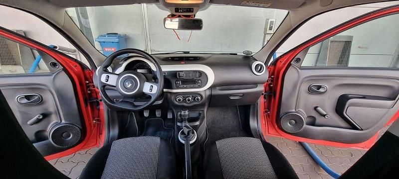 Second-hand Renault Twingo 65 CP (47 kW) 2020 Roșu Hatchback