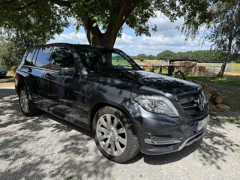 Grau Gebraucht 2015 Mercedes GLK220 SUV | 18.000 € (Fairer Preis) - Bild 1/4