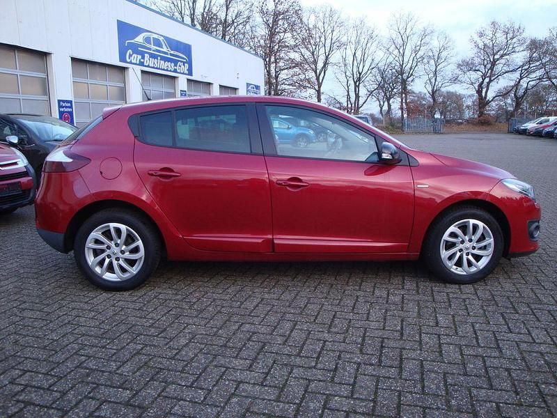Gebraucht Renault Mégane III LIMITED 116 PS (85 kW) 2015 Rot Limousine