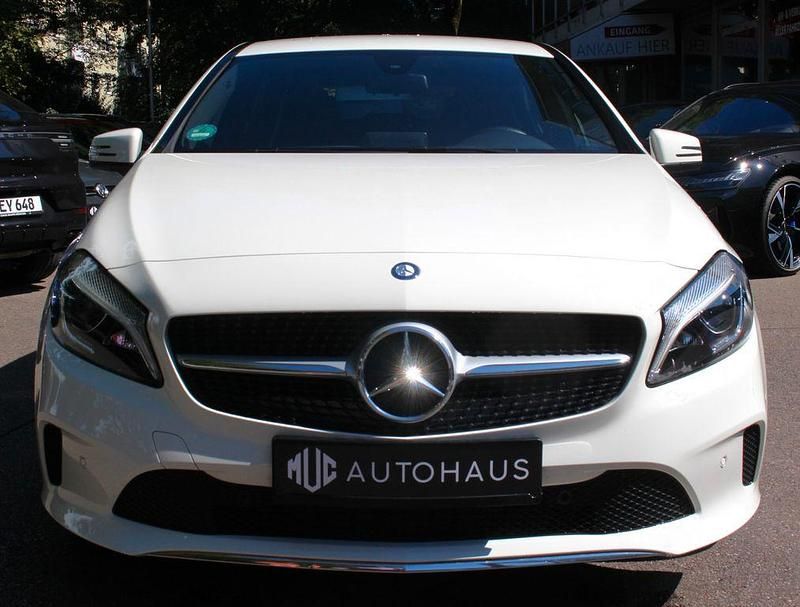 Gebraucht Mercedes A180 122 PS (89 kW) 2016 Calcitweiss  unilack Limousine