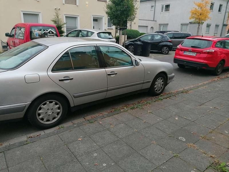 Gebraucht 1998 Mercedes E240 Elegance Limousine | 2.400 € (Guter Preis) - Bild 1/4