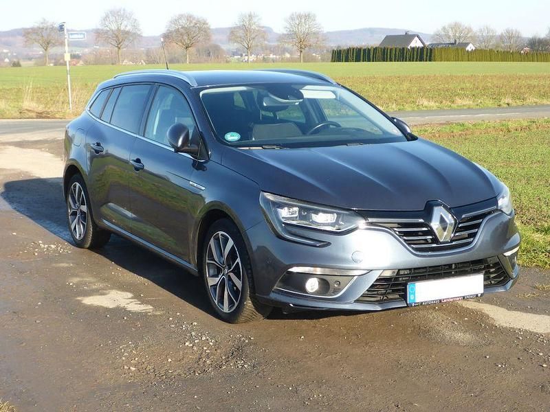 Grau Gebraucht 2016 Renault Mégane III Bose Edition Limousine | 9.999 € (Teuer) - Bild 1/4