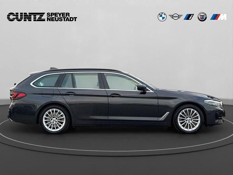 Gebraucht BMW 520 190 PS (139 kW) 2022 Sophistograu brillanteffekt Kombi