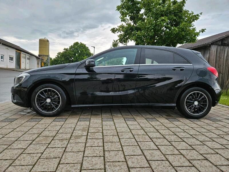 Schwarz Gebraucht 2013 Mercedes A180 Kombi | 12.999 € (Fairer Preis) - Bild 1/4