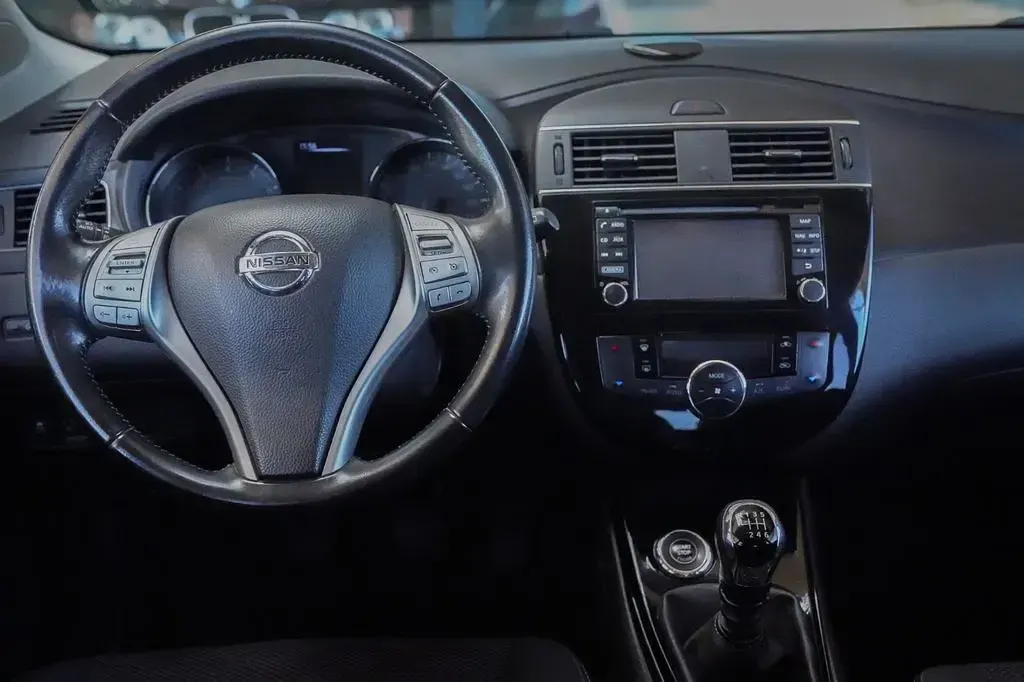 Gebraucht Nissan Pulsar N-Connecta 116 PS (85 kW) 2016 Rot Kleinwagen