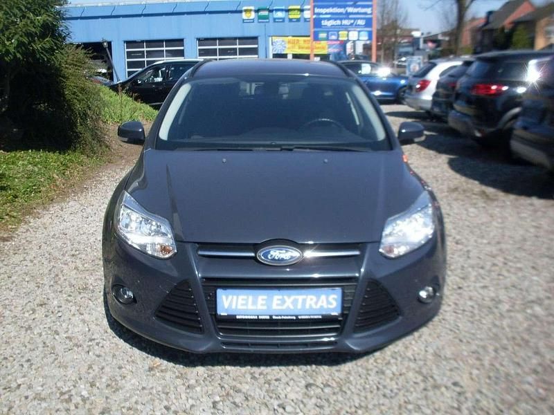 Grau Gebraucht 2013 Ford Focus Champions Edition Kombi | 5.950 € (Etwas zu teuer) - Bild 1/4