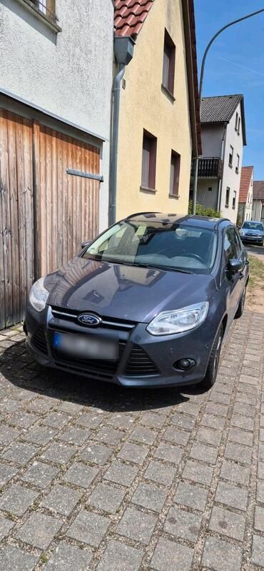 Grau Gebraucht 2013 Ford Focus Ambiente Kombi | 4.500 € (Fairer Preis) - Bild 1/4