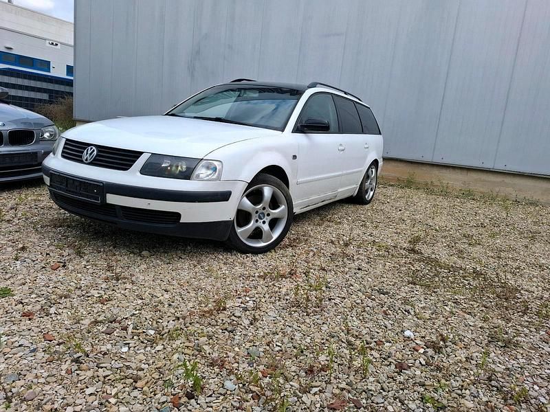 Weiß Gebraucht 2000 VW Passat Kombi | 999 € (Fairer Preis) - Bild 1/4