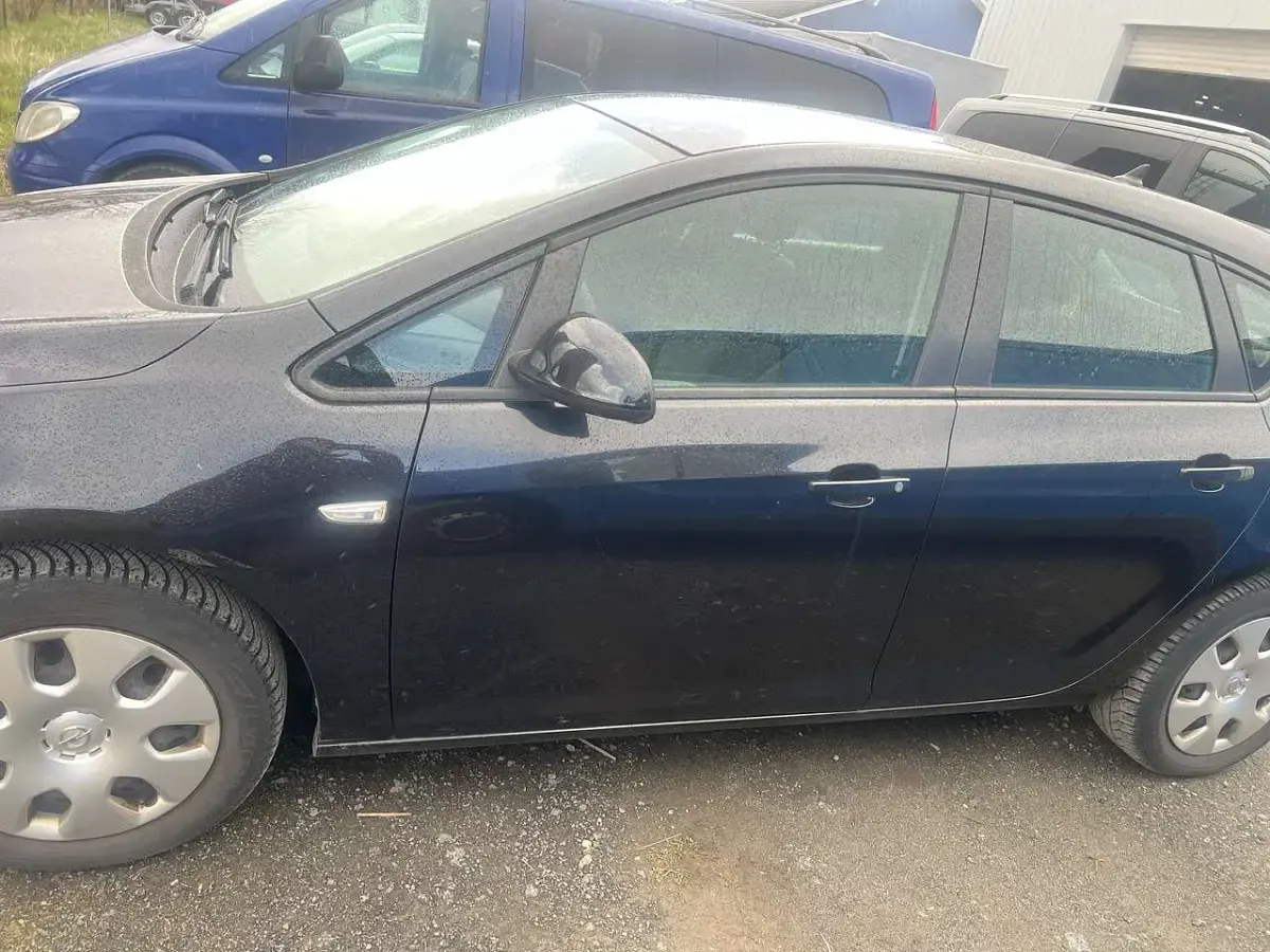 Używany Opel Astra Selection 87 KM (63 kW) 2012 Sedan/Limuzyna