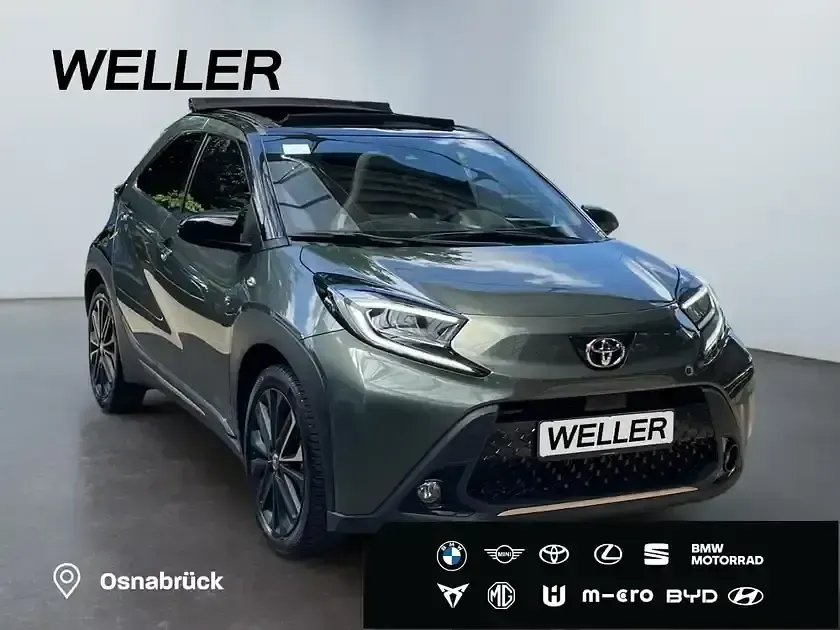Gebraucht Toyota Aygo Style 72 PS (52 kW) 2023 Cardamon green / night sky black (gruen) Kleinwagen
