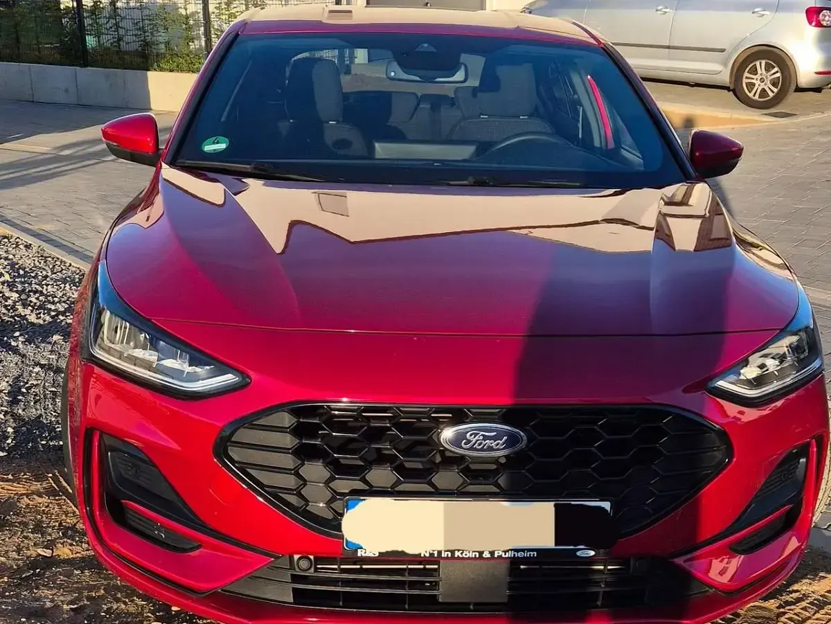 Używany Ford Focus ST-Line 125 KM (91 kW) 2023 Czerwony Sedan/Limuzyna