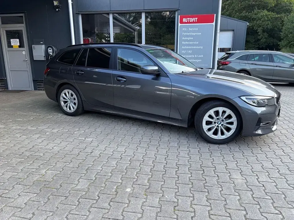 Gebraucht BMW 320 Advantage 190 PS (139 kW) 2021 Grau Kombi