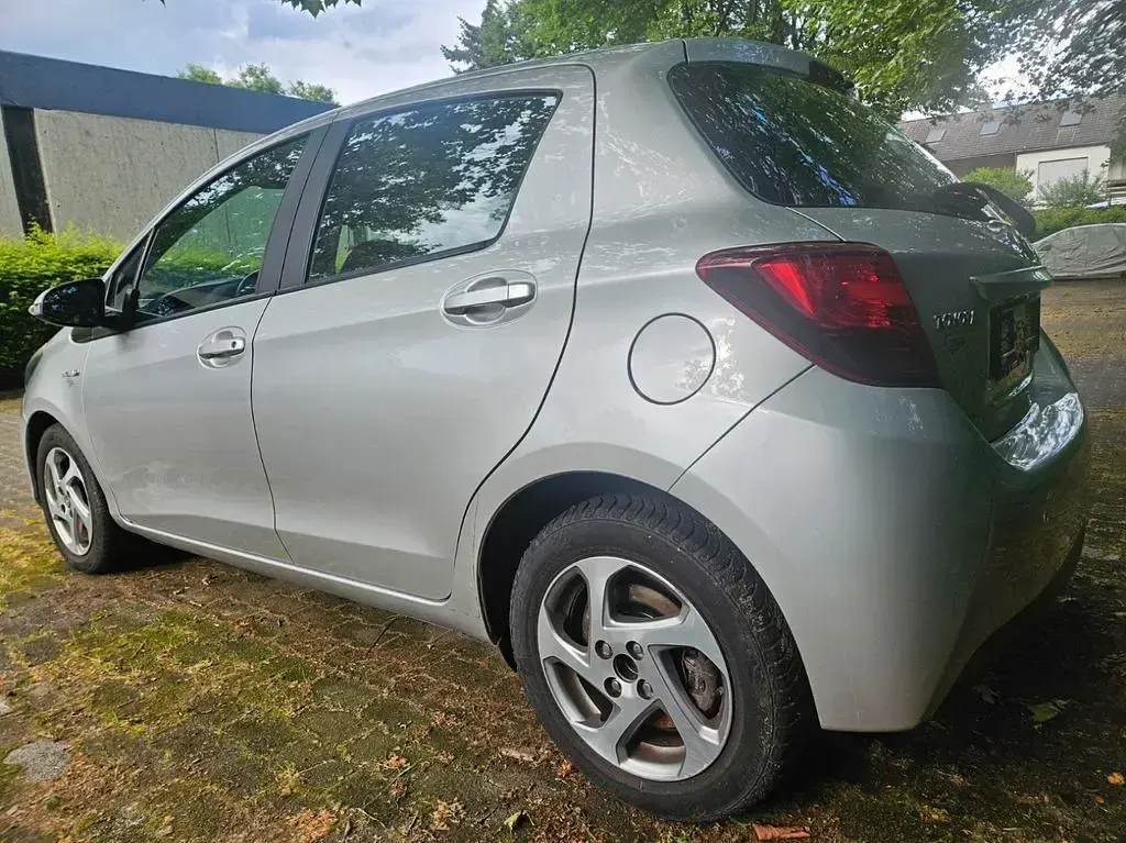 Gebraucht Toyota Yaris Hybrid 73 PS (53 kW) 2016 Grau Limousine