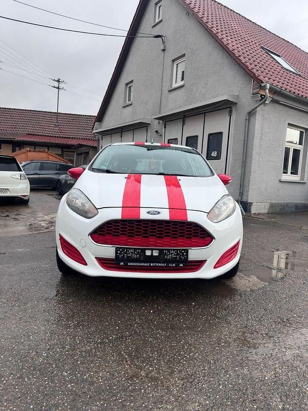 Gebraucht Ford Fiesta Celebration 60 PS (44 kW) 2017 Weiß Kleinwagen