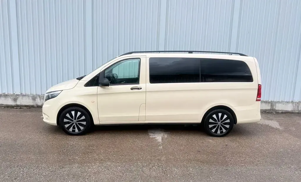 Gebraucht Mercedes Vito 190 PS (139 kW) 2023 Hellelfenbein Van