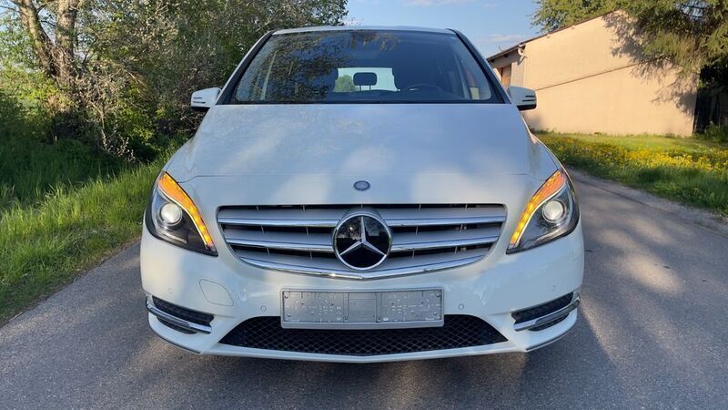 Weiß Gebraucht 2013 Mercedes B180 Edition 1 Van / Kleinbus | 9.500 € (Guter Preis) - Bild 1/4