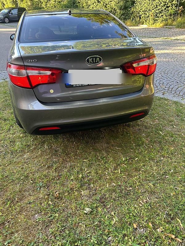 Gebraucht Kia Rio 111 PS (81 kW) 2012 Grau Limousine