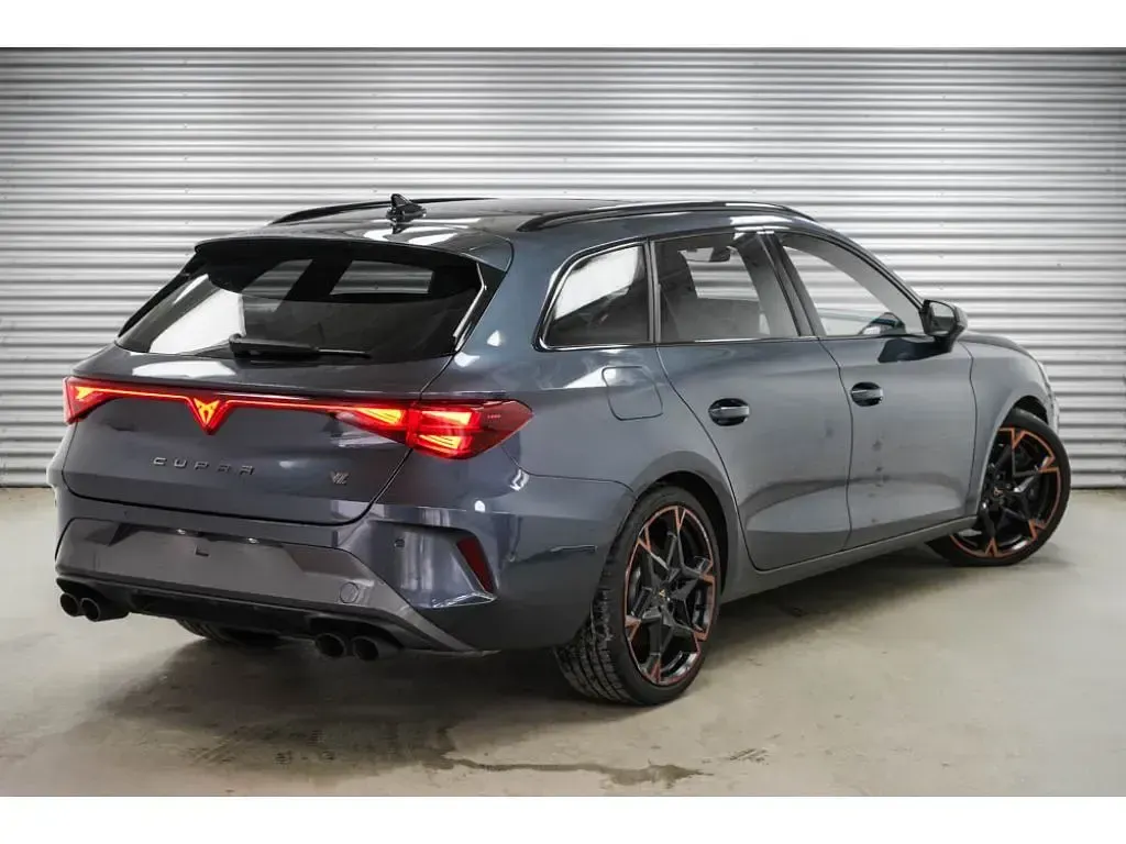 Gebraucht Cupra Leon 333 PS (244 kW) 2025 Magnetic grau metallic (s7) (metallic) Kombi