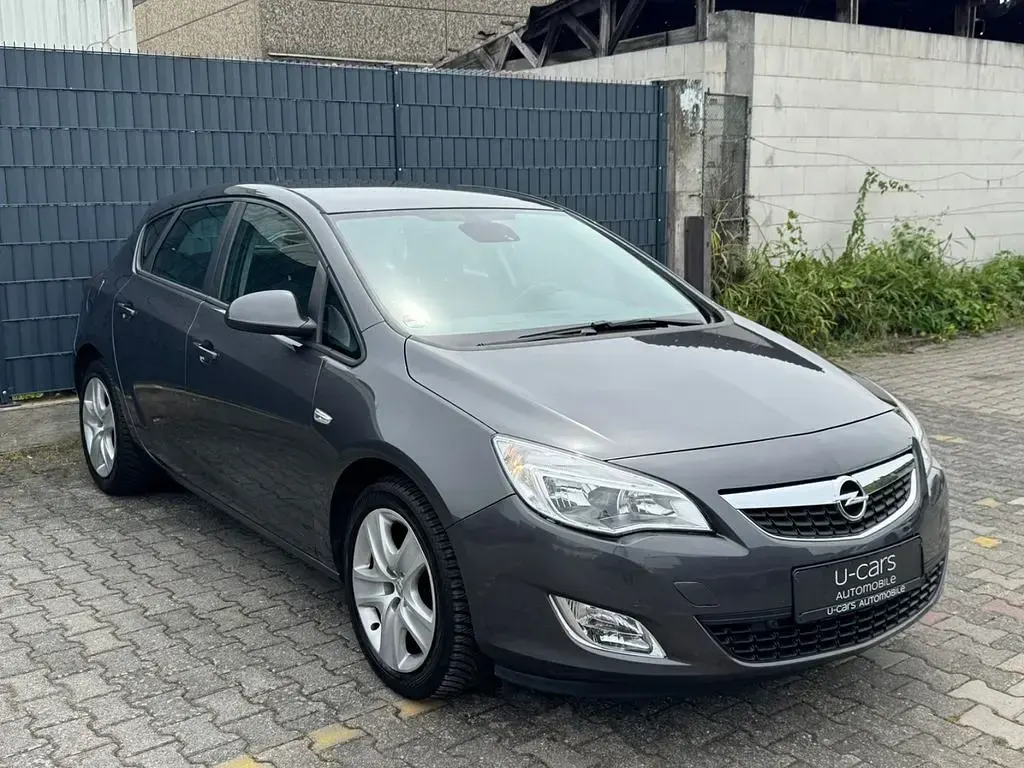 Gebraucht Opel Astra Edition 116 PS (85 kW) 2010 Grau Limousine