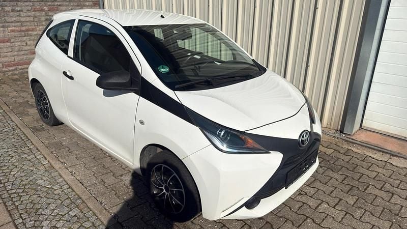 Gebraucht Toyota Aygo 69 PS (50 kW) 2015 Weiß Kleinwagen
