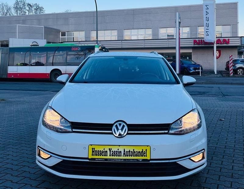 Weiß Gebraucht 2017 VW Golf VII Comfortline Kombi | 9.999 € (Superpreis) - Bild 1/4