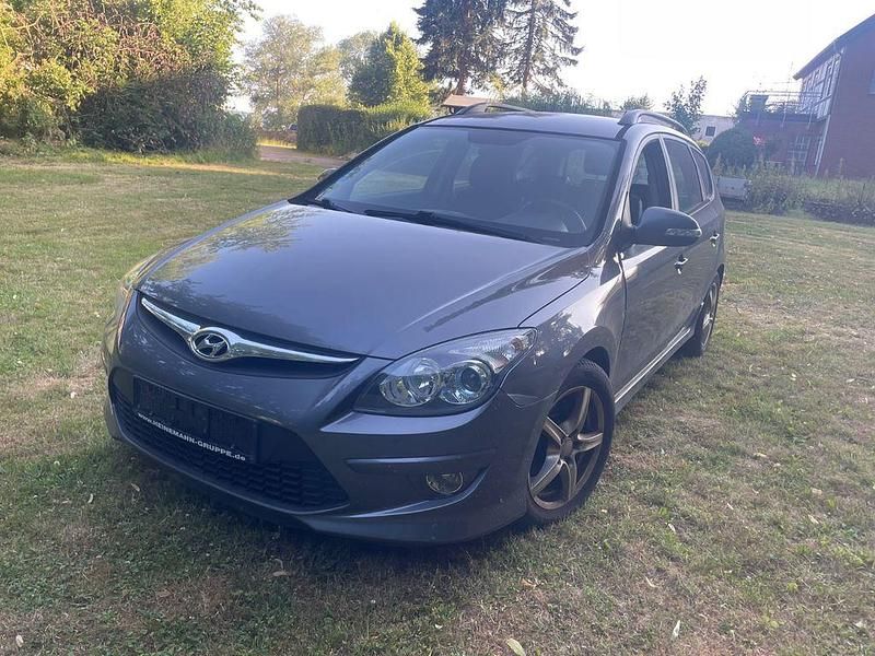 Grau Gebraucht 2012 Hyundai i30 Edition Kombi | 1.499 € - Bild 1/4