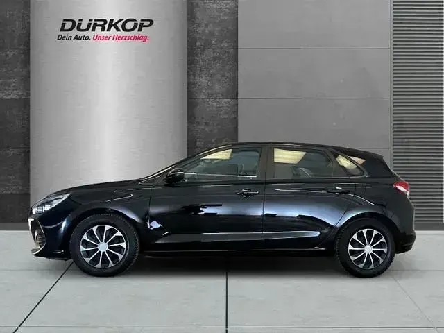 Gebraucht Hyundai i30 Select 99 PS (72 kW) 2018 Phantom black / mic (metallic) Limousine