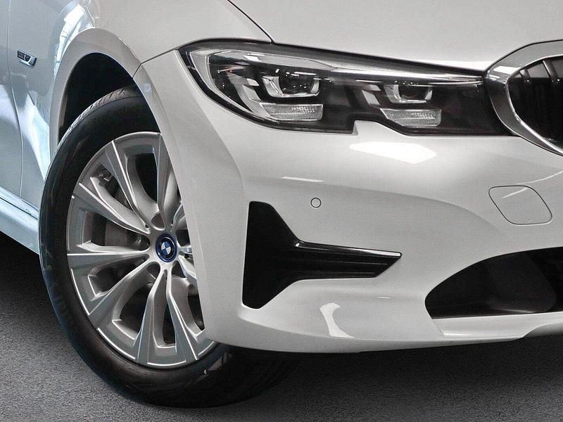 Gebraucht BMW 330e Advantage 292 PS (214 kW) 2022 Mineralweiss Kombi