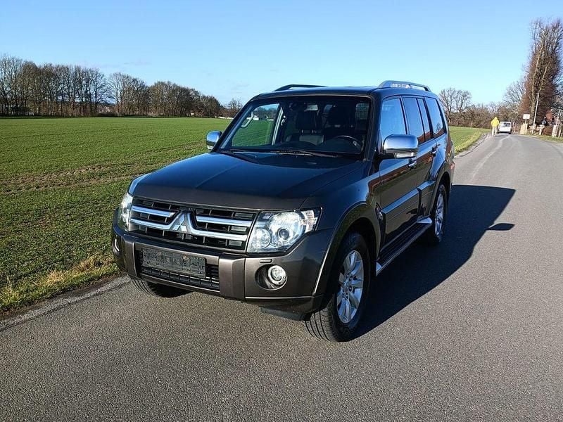 Grau Gebraucht 2009 Mitsubishi Pajero Intense SUV | 13.990 € (Guter Preis) - Bild 1/4