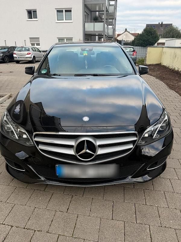 Schwarz Gebraucht 2015 Mercedes E220 Limousine | 17.990 € - Bild 1/4