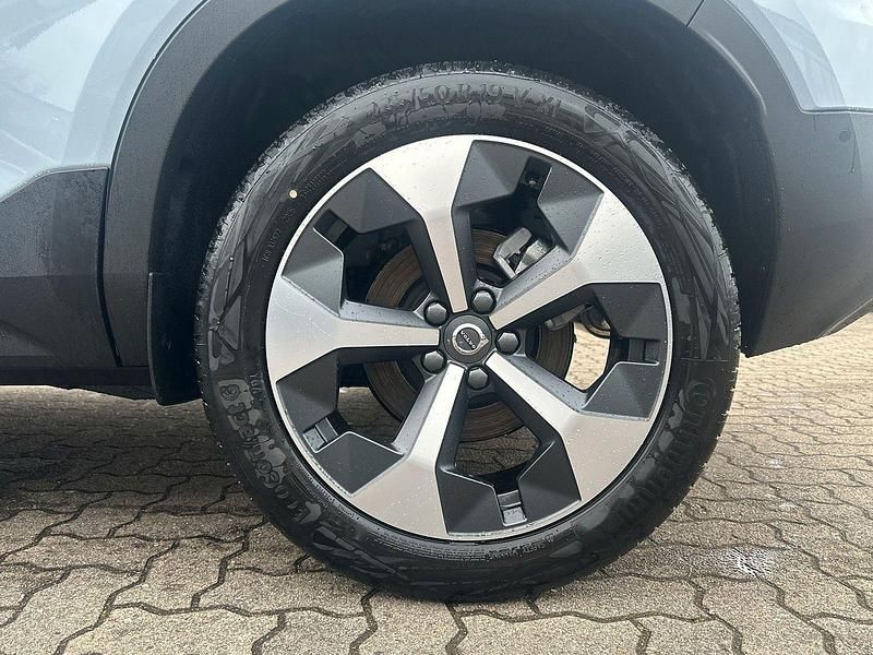 Neu Volvo XC40 Plus 163 PS (119 kW) 2025 Cloud blue SUV