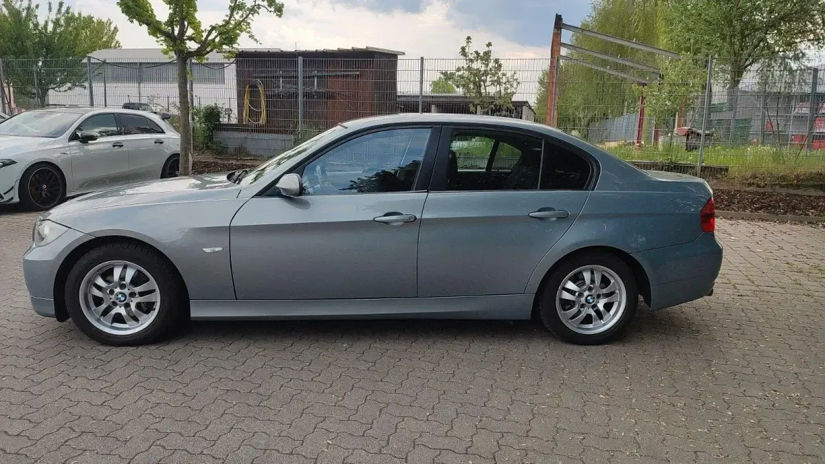 Gebraucht BMW 316 129 PS (94 kW) 2006 Grau Limousine