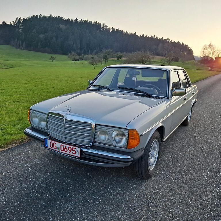 Gebraucht Mercedes 200 109 PS (80 kW) 1982 Silber Limousine