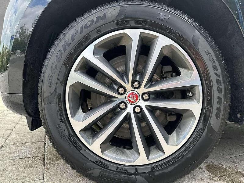 Gebraucht Jaguar F-Pace R-Dynamic 304 PS (223 kW) 2021 Schwarz (santorini black) SUV