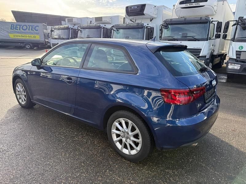 Gebraucht Audi A3 Attraction 105 PS (77 kW) 2013 Blau Limousine