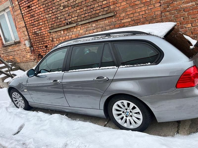 Gebraucht BMW 320 177 PS (130 kW) 2009 Grau Kombi