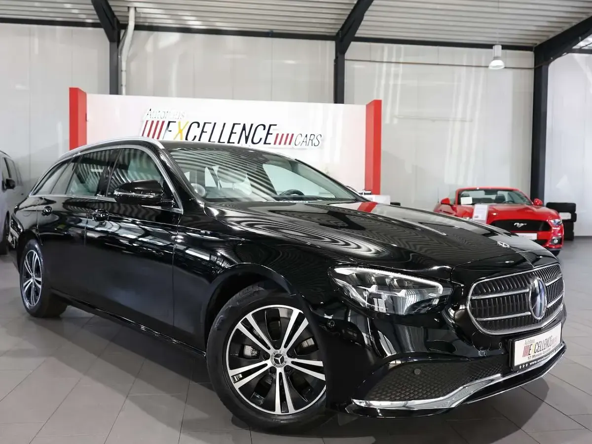 Gebraucht Mercedes E220 Avantgarde 194 PS (142 kW) 2022 Schwarz Limousine