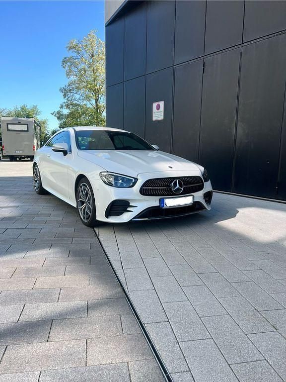 Weiß Gebraucht 2020 Mercedes E200 AMG line Coupé | 35.400 € (Fairer Preis) - Bild 1/4