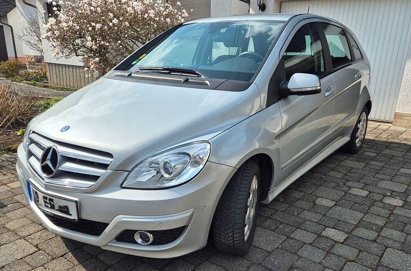 Gebraucht Mercedes B200 136 PS (100 kW) 2009 Silber Van / Kleinbus