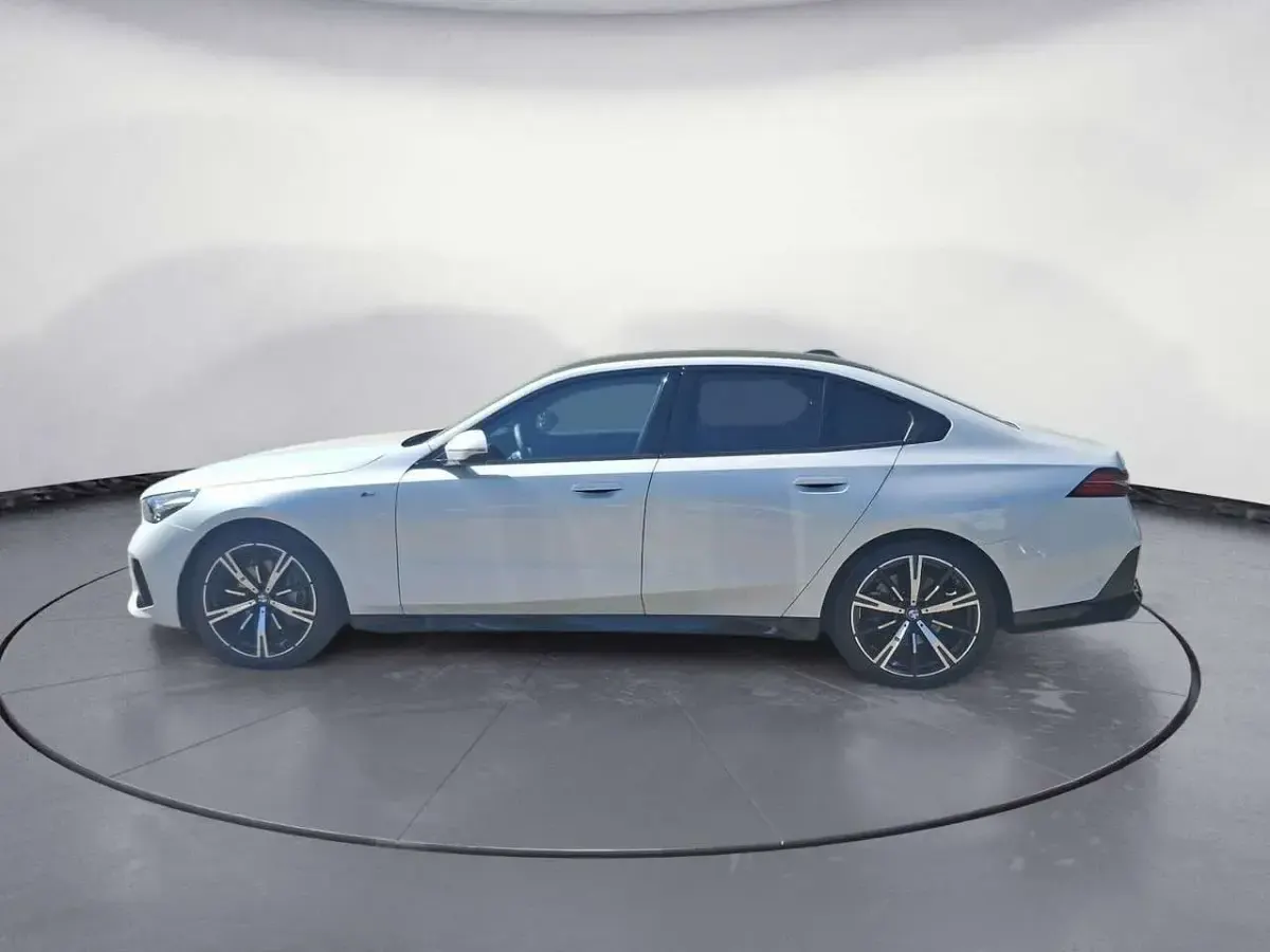 Gebraucht BMW 540 Performance 286 PS (210 kW) 2025 Weiß Limousine